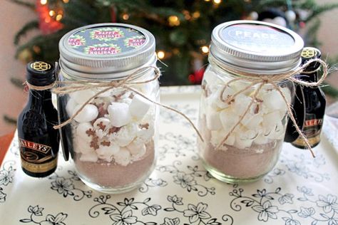 Hot Cocoa & Baileys Christmas Gift Baileys Christmas, Crafty Christmas Gifts, Chocolate Baileys, Christmas Hot Cocoa, Mason Jar Drinks, Mason Jar Christmas Gifts, Hot Cocoa Gift, Diy Hot Chocolate, Hot Chocolate Gifts