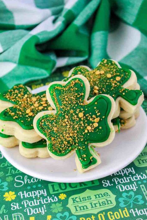 St. Patrick's Day Sugar Cookies - Marathons & Motivation Simple Sugar Cookie Recipe, Store Bought Icing, Green Frosting, Royal Frosting, Assorted Cookies, St Patrick's Day Cookies, Green Desserts, Cookies With Royal Icing, Sugar Cookie Recipe Easy