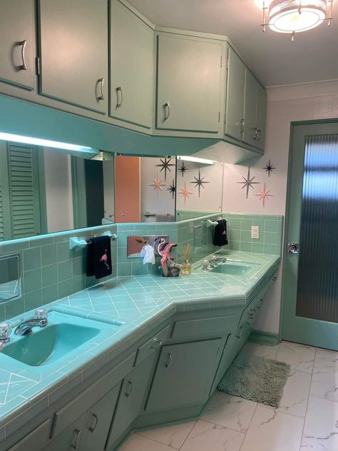 Retro Bathrooms 1950s, 1940s Bathroom Remodel, House Potatoes, 60s Lifestyle, 1950 Bathroom, Groovy House, 1940s Bathroom, 1940's Kitchen, Real Bedroom