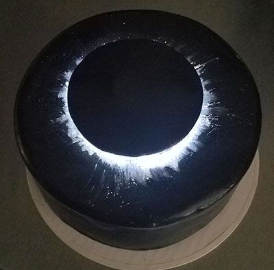 Eclipse Cake Design, Black Hole Cake Ideas, Total Eclipse Cake, Black Hole Cake, Eclipse Birthday Cake, Eclipse Inspired Food, Eclipse Cake Pops, Eclipse Dessert Ideas, Eclipse Themed Desserts