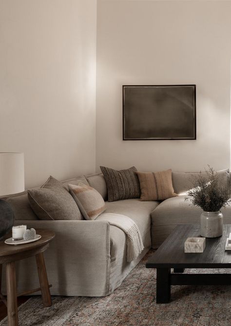 Moody Tv Room, Amber Interiors Living Room, Vintage Room Ideas, Fall Interior Decor, Amber Interiors Design, Moody Vibes, Condo Living Room, Minimal Living, Minimalist House