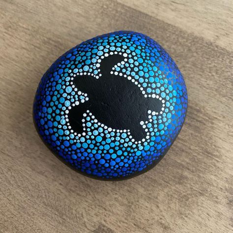 How To Paint A Turtle On Canvas, Sunrise Rock Painting, Sea Pebble Art, Painted Rocks With Dots, Turtle Stone Painting, Dot Art Painting Easy, Turtle Rocks Painted Stones, Dot Rock Art, Rock Dotting Ideas