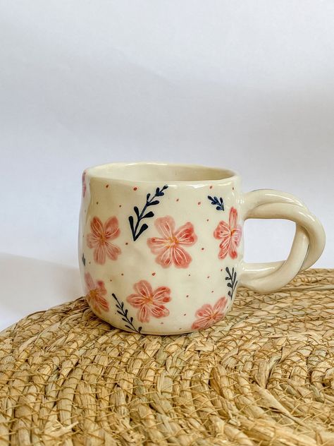 Pottery Painting Mug Flowers, Pottery Painting Ideas Boyfriend, Pottery Painting Inspo Flowers, Trendy Pottery Painting Ideas, Flower Mug Painting Ideas, Cup Pottery Painting Ideas, Paint Mug Ideas, Pottery Painting Mug, Ceramic Mug Painting