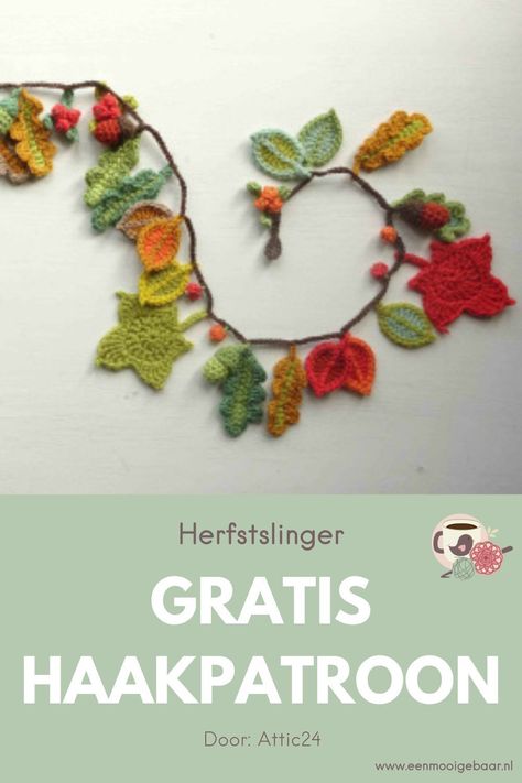 Vrolijk je huis op in de herfst. Het gratis haakpatroon is ontworpen door Attic24. Je haakt bij deze slinger diverse blaadjes en eikeltjes in herfstkleuren, waardoor het een leuke versiering vormt voor bijvoorbeeld je seizoenstafel of voor bij het raam.   De losse onderdeeltjes zijn klein en daardoor is dit een handig onderweg project. Door de herhaling van de verschillende onderdelen is het ook een zen projectje, maar met genoeg uitdaging om leuk te blijven.  Veel haakplezier.  Op de duidelijke Crochet Christmas Ornaments Free, Crochet Bunting, Crochet Jewelry Patterns, Crochet Wall Hangings, Crochet Leaves, Crochet Decoration, Crochet Christmas Ornaments, Autumn Crafts, Crochet Bear