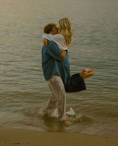 Engagement Pictures Beach, Couples Beach Photography, Couple Beach Pictures, Beach Engagement Photoshoot, Wedding Engagement Pictures, Summer Couples, Anniversary Photoshoot, Couple Picture Poses, Blonde Guys