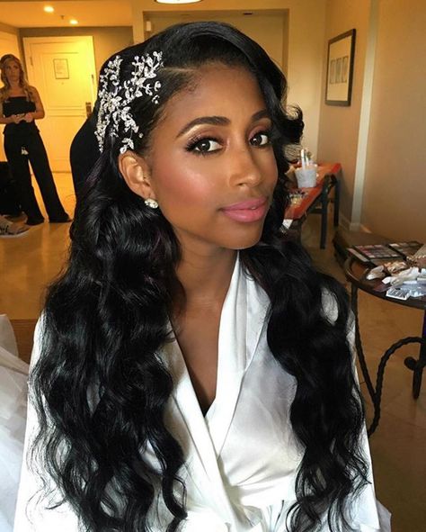 Bridal pretty! And loving the headpiece  #munabeauty | #Repost @jetaimecheree  Bridal Belle I loved glamming this gorgeous bride for her Ritz Carlton wedding! Airbrush bridal makeup session and vintage inspired waves were perfect for her destination wedding under the stars! #Munaluchi #munaluchibride #weddingthings #inlove Wedding Hairstyles For Black Women, Wedding Haircut, Black Wedding Hairstyles, Makeup Pengantin, Hairdo Wedding, American Hairstyles, Trendy Wedding Hairstyles, Hair Images, Body Wave Hair