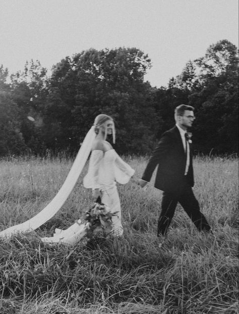 Wedding Photography Vintage Style, Romantic Vintage Wedding Photography, Old Fashioned Wedding Photos, Big Field Wedding, Misty Wedding Photos, Up Close Wedding Photos, Wedding Photos With Movement, Wedding Blurry Aesthetic, Grainy Wedding Photo