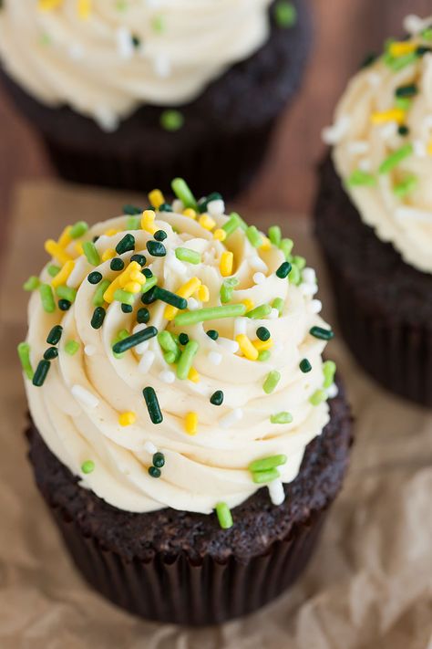 Irish Car Bomb Cupcakes :: Guinness chocolate cake, Jameson whiskey ganache filling, and Baileys buttercream frosting. Baileys Buttercream, Irish Car Bomb Cupcakes, Irish Cream Cupcakes, Guinness Cupcakes, Bakery Inspiration, Unique Sweets, Irish Car Bomb, Bespoke Cakes, Brown Eyed Baker