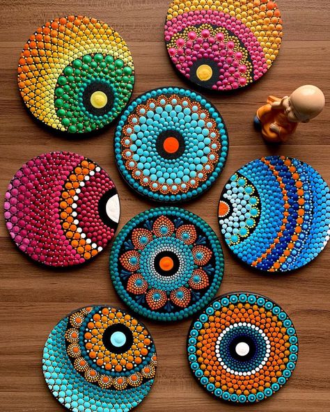 Dot Art On Coasters, Dot Mandala Coasters, Dot Mandala Patterns, Aesthetic Painting Ideas Easy, Mandala Coasters, Mandala Dot Painting, Dot Painting Tools, Aesthetic Painting Ideas, Mini Mandala