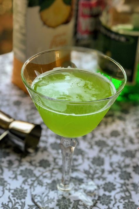 Melon Ball | "Melon schnapps, vodka, and pineapple juice come together in this fruity drink that is sure to wet your whistle." #drinks #drinksrecipes #drinkrecipes Melon Ball Drink, Vodka Drinks Recipes, Pineapple Moonshine, Vodka And Pineapple Juice, Vodka Recipes Drinks, Iced Tea Cocktails, Vodka Lime, Milo Manheim, Bottle Cake