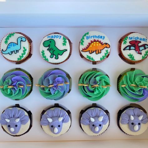 Dino Birthday Cupcakes, T Rex Cupcakes, Dinasour Cupcakes Ideas, Dinosaur Cupcake Ideas, Toddler Birthday Party Games, Dino Cupcakes, Dinosaur Train Party, Dinasour Birthday, Dinosaur Cupcakes