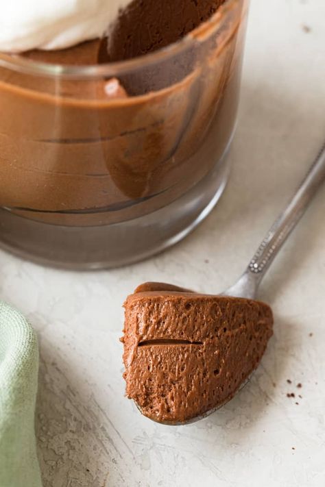 Chocolate Mousse Aesthetic, Chocolate Mousse Cake Filling, Mugcake Recipe, Easy Chocolate Mousse, Mousse Cake Recipe, Homemade Custard, French Chocolate, Chocolate Mousse Recipe, Be Irresistible