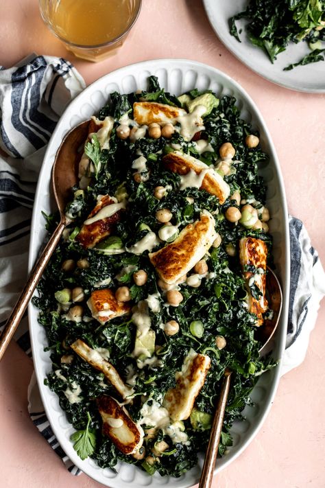 Kale Salad Vegetarian, Fried Halloumi Salad, Halloumi Bowl, Kale Salad Vegan, Crispy Halloumi, Halloumi Salad Recipes, Vegan Halloumi, Salad Chickpeas, Chickpeas Salad