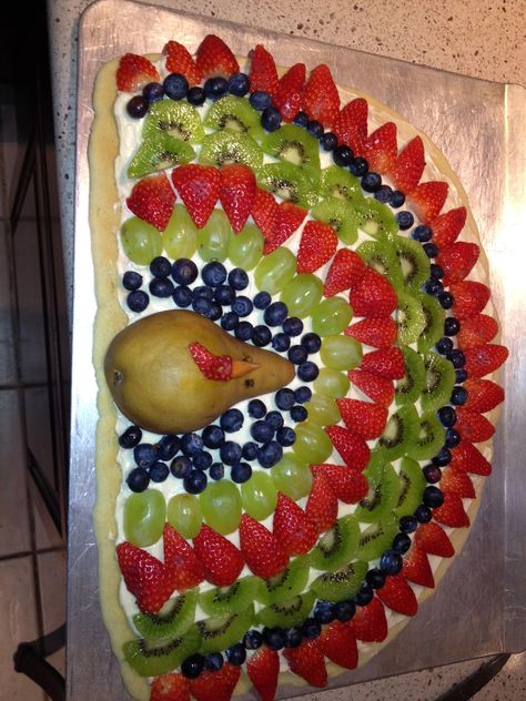 Turkey Fruit Pizza Fun Thanksgiving Fruit Tray, Thanksgiving Cookie Pizza, Turkey Fruit Pizza, Thanksgiving Fruit Pizza, Fall Fruit Pizza, Wedding Taals, Veggie Pizzas, Turkey Fruit, Fruit Pizza Cups