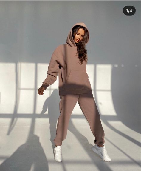 Sweatsuit Photoshoot, Monochrome Sweatsuit, Sweatshirt Photoshoot Ideas, Hoodie Photoshoot Ideas, Sportswear Photoshoot, Hoodie And Sweatpants Set, Minimalistic Outfits, Hoodie And Joggers, Joggers Set