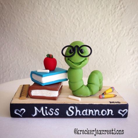 Polymer clay Bookworm desk ornament for a special teacher. Clay Gifts For Teachers, Teachers Day Clay Art, Clay Crafts For Teachers, Teacher Polymer Clay Gift Ideas, Teacher Polymer Clay, Air Dry Clay Teacher Gifts, Polymer Clay Teacher Gift, Clay Teacher Gifts, Polymer Clay Gifts