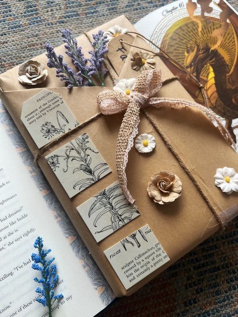 Books For Friends Gift Ideas, Gifts For A Reader, Book Gifts Ideas, Cute Gift Ideas For Best Friend, Blind Date With A Book Ideas, Birthday Gift Homemade, Gifts For Book Readers, Date With A Book Gift, Book Wrapping