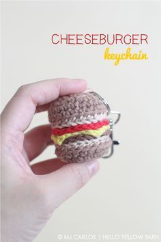 CHEESEBURGER KEYCHAIN – FREE CROCHET PATTERN & TUTORIAL Keychain Tutorial, Crochet Pattern Tutorial, Crochet Keychain Pattern, Crochet Bows, Pola Amigurumi, Crochet Food, Crochet Bookmarks, Crochet Keychain, Pattern Tutorial