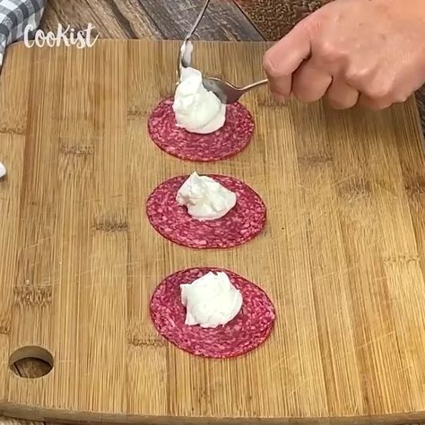 Cookist Wow - 3 salami ideas for a quick and tasty appetizer! Salami Rollups Appetizer Recipes, Genoa Salami Appetizers, Salami Cream Cheese Appetizer, Salami Snack Ideas, Salami Olive Appetizer, Salami Appetizers Appetizer Ideas, Baked Salami Appetizer, Salami Presentation, Salami Appetizers Easy