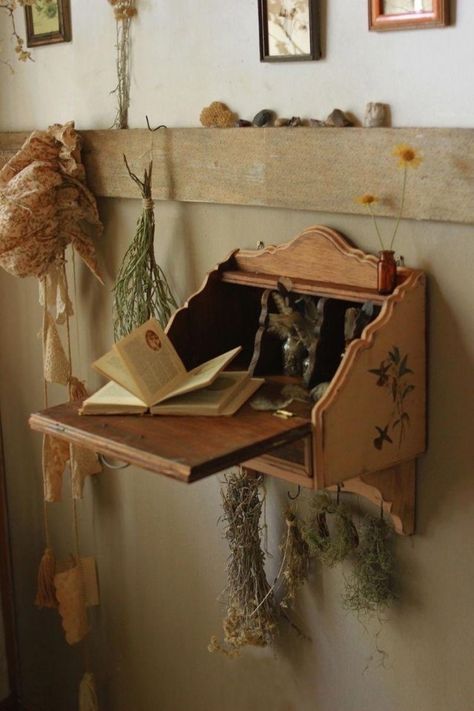 Wooden Furniture Aesthetic, Vintage Wall Shelf Ideas, Cottage Core Furniture, Vintage Wooden Furniture, Cottage Aesthetic, Ivy House, Aesthetic Room, Dream Room, Cottage Core