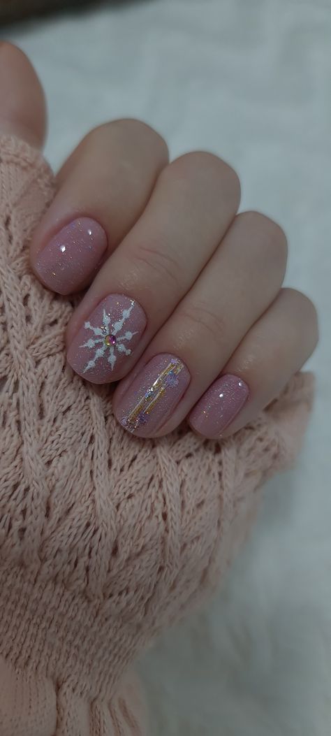 Festive Nails Snowflake, Short Nails With Snowflakes, Pink Glitter Snowflake Nails, Snowflake Pedicure Designs, Snow Flake Nails Design, Snowglobe Nails, Simple Snowflake Nails, Snowflake Nails Simple, Snow Flake Nail Art