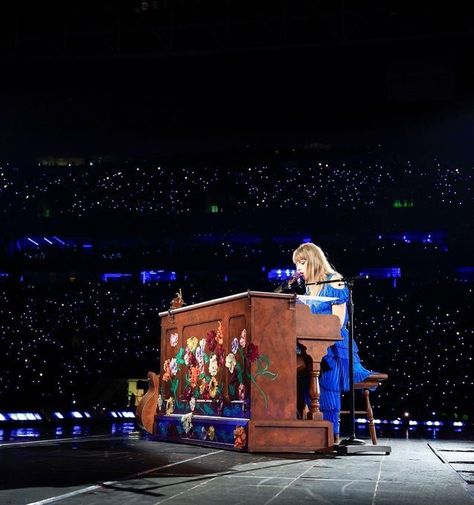 Eras Tour Lover, Taylor Swift Photos, Lover Dress, Folklore Evermore, Swift Concert, Swift Tour, Estilo Taylor Swift, Taylor Swift Eras Tour, Swift Photo