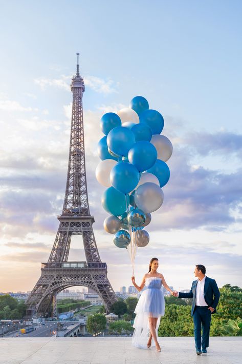 It's a boy! Eiffel Tower Gender Reveal in Paris with a stunning blue bouquet of oversized balloons. Keep in mind that balloons should be ordered in advance and that they do not travel well. Do not expect such a massive bouquet to fit into your UBER or commute from your hotel. Instead, your balloon company needs to inflate the balloons in close proximity to where you intend to use them. When you're looking for awe-inspiring photos at Trocadero, show up 15 minutes before sunrise. #coupleshoot Paris Kiss, Photoshoot Paris, Paris Engagement Photos, Eiffel Tower Lights, Photoshoot In Paris, Paris Engagement, Paris Photoshoot, Paris Family, Balloon Company