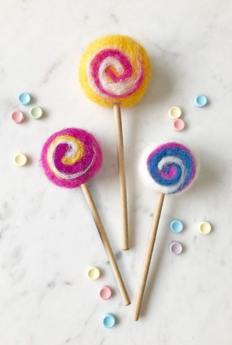 Felt Lollipop, Lollipop Bouquet, Candy Themed Party, Candy Costumes, Roving Wool, Textile Inspiration, Needle Felting Ideas, Felt Play Food, Yarn Ideas