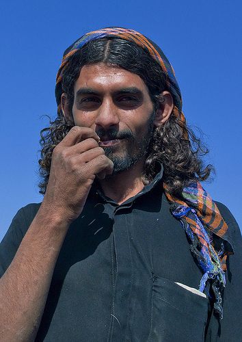 Flower Man tribe - Saudi arabia. The flower men live in Yemen and Saudi Arabia. They wear a headdress made with fresh flowers and grasses. They still live in a very tribal way, and do not like to meet foreigners. Middle Eastern Men, Arab Culture, Simple Scarf, Arab Men, المملكة العربية السعودية, Yemen, Poses For Photos, Saudi Arabia, People Of The World