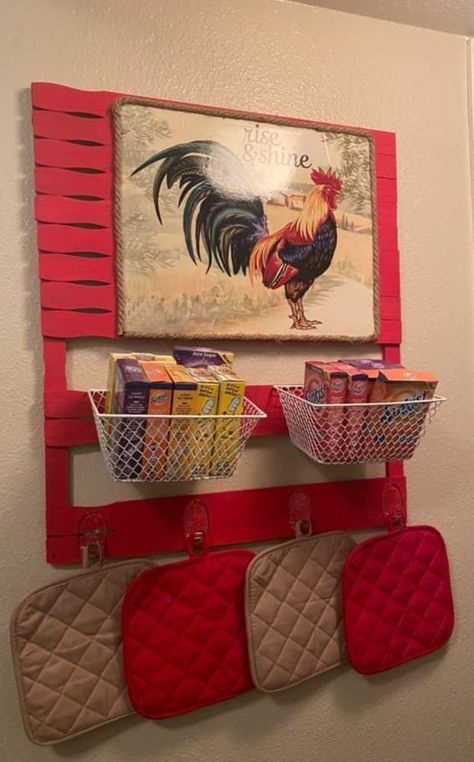 Chicken Kitchen Decor Diy, Diy Dollar Store Crafts Projects, Paint Stick Crafts, Dt Crafts, Paint Sticks, Dollar Store Diy Organization, Chicken Crafts, Dollar Store Diy Projects, House Crafts