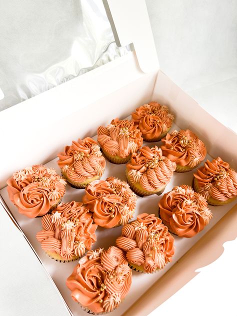 Cupcakes Decoration Fall, Friendsgiving Cupcakes, Orange Cupcakes Decoration, Fall Wedding Cupcakes Ideas, Fall Cupcake Ideas, Fall Cupcakes Decoration, Birthday Cupcakes For Women, Muffins Decoration, Fall Wedding Cupcakes