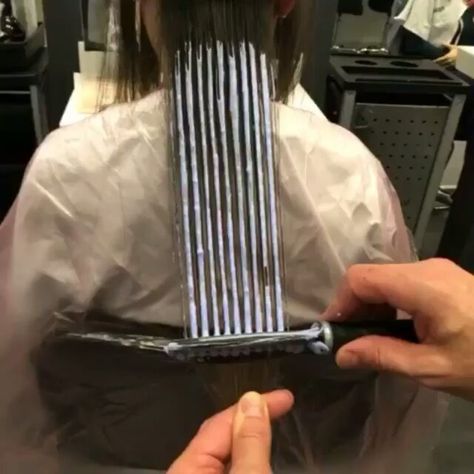 #BTCMORNINGQUICKIE! Wide Tooth Comb Balayage! Kind of mesmerizing to watch ... by @kenan_senay / We want to feature YOUR "QUICKIE" video tips or techniques! Tag us at #btcmorningquickie or #btcquickie! #behindthechair #balayage #hairpainting #haircolorist #hairdresser Diy Balayage At Home, Balliage Hair, Diy Highlights Hair, Diy Balayage, Balayage Hair Tutorial, Diy Highlights, Highlighting Techniques, Diy Hair Dye, Balayage Technique