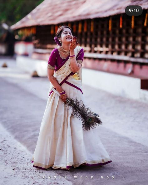 Pongal Photoshoot, Onam Photoshoot, Kerala Outfits, Pose With Flowers, Onam Photos, Onam Outfits Ideas, Dream Photoshoot, Saree Pose, Onam Outfits