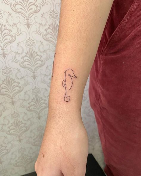 Seahorse Minimalist Tattoo, Seahorse Tattoo Fineline, Seahorse Line Art, Octopus Tattoo Minimalist, Fine Line Seahorse Tattoo, Small Seahorse Tattoo, Seahorse Tattoo Design, Tattoo Seahorse, Small Shark Tattoo