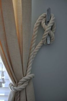 Find 16 over the top creative boat cleat decorating ideas for coastal decor here. DIY nautical decor ideas that are perfect for a lake house or beach house. Bedroom Ideas Beach, Diy Nautical Decor, Deco Marine, Nautical Bathroom, Nautical Bedroom, Beach Themed Bedroom, Nautical Diy, Beach House Interior Design, Rope Decor