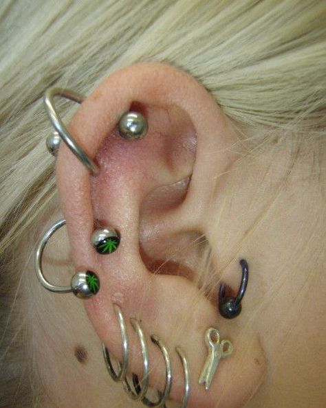 Unusual Piercings, Guys Ear Piercings, Gothic Jewelry Diy, Piercing Inspo, Cool Piercings, Accessories Ear, Cute Piercings, Piercings Unique, Jewelry Tattoo