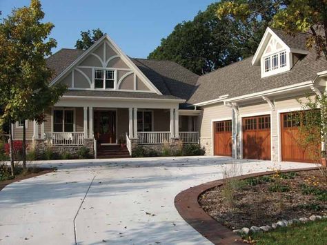 Craftsman House Plan with 2325 Square Feet and 3 Bedrooms from Dream Home Source | House Plan Code DHSW53493 L Shaped House Plans, L Shaped House, Chaise Restaurant, Trendy House, Piscina Interior, Courtyard Entry, Craftsman Cottage, Open Family Room, Large House