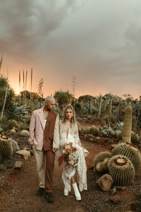 Boho Grunge Desert Wedding Inspiration Desert Aesthetic Wedding, Desert Vow Renewal, Desert Style Wedding, Retro Desert Wedding, Small Desert Wedding, Desert Micro Wedding, Desert Wedding Photography, Dessert Elopement, Desert Wedding Theme