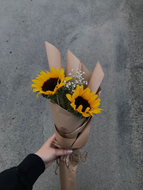 Sunflower Bouquets Aesthetic, Sun Flower Bouquet Aesthetic, Aesthetic Sunflower Bouquet, Sun Flowers Bouquet, Simple Sunflower Bouquet, Sunflower Bouquet Aesthetic, Sunflower Bouquet Gift, Sunflower Facts, Sunflower Inspiration