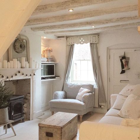 Cottage Lounge, Shabby Chic Decor Living Room, Shabby Chic Decorating, Simple Pop, Country Cottage Decor, Shabby Chic Living, Shabby Chic Living Room, Cottage Living Rooms, Cosy Living