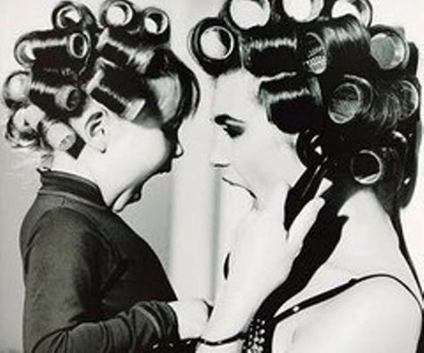 Mom & Daughter matching hair curlers Memories Photography, Vintage Versace, Mommy Daughter, Fun Photos, Foto Tips, Foto Vintage, Foto Art, Mors Dag, Vintage Vogue