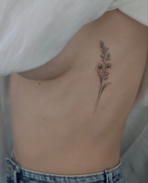 #tattoo #tattooideas #women #floral #tattooart #art #bouquet Simple Tattoos Ribcage, Flower Bouquet Tattoo Ribs, Floral Rib Tattoo, Cute Bouquet, Small Rib Tattoos, Tattoos On Side Ribs, Flower Bouquet Tattoo, Tiny Tats, Art Bouquet