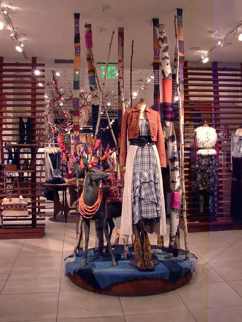 Beautiful Window Displays!: free people Fashion Store Display, Boutique Display, Retail Windows, Beautiful Windows, Creative Display, Free People Store, Craft Booth, Tree Trunks, Window Styles