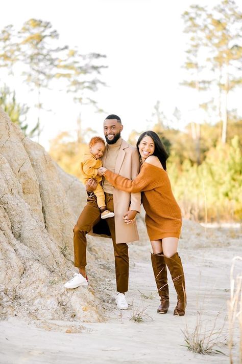 Brown mustard outfits colored family Family Photo Outfits Black People, Family Photo Outfits Black, Fall Picture Outfits, Fall Family Outfits, Family Portrait Outfits, Fall Photo Shoot Outfits, Photo Mood, Fall Pics, Fall Family Photo Outfits