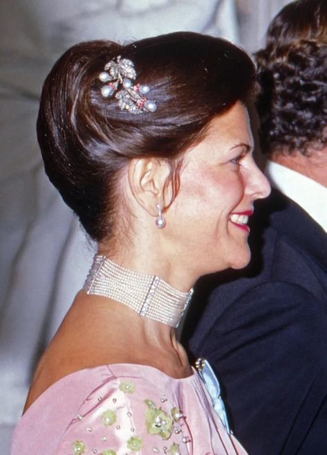 Ruby Jubilee, Sweden Style, Ruby Brooch, Queen Silvia Of Sweden, Queen Of Sweden, Sweden Fashion, Swedish Royalty, Queen Margrethe Ii, Queen Consort