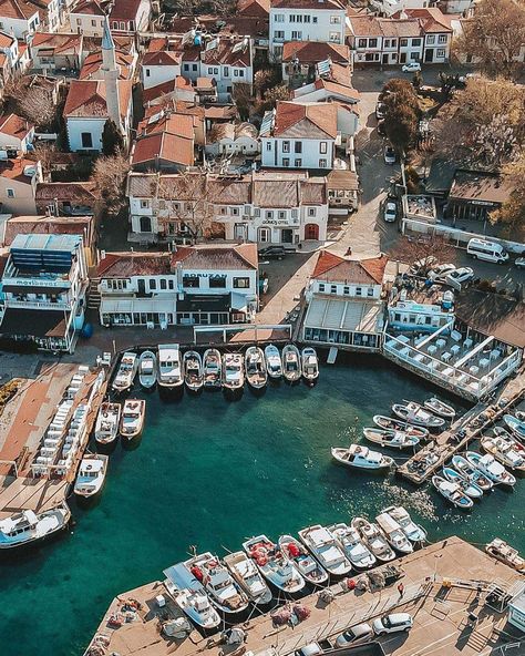 Bozcaada, Canakkale It is one of the two Turkish islands in the Aegean #Sea. The other is Gökçeada. The ancient name of Bozcaada is #Tenedos. It is #Turkey's third largest island. It is a district of #Çanakkale. Its area is 40 square kilometers, and its distance from the mainland is 6 kilometers. Its population is around 3,000. Viticulture, sea tourism and wind power plants are prominent here. 📸Photo: @_ahmetceren Ancient Names, Invisible Cities, Aegean Sea, Wind Power, Power Plant, Countries Of The World, The Two, Tourism, Solar