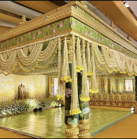 Pelli Kuthuru Look, Pelli Decoration, Marriage Hall Decoration, Mandap Ideas, Leaf Decor Wedding, Stage Backdrops, Hindu Wedding Decorations, Indian Wedding Stage, Small Wedding Decor