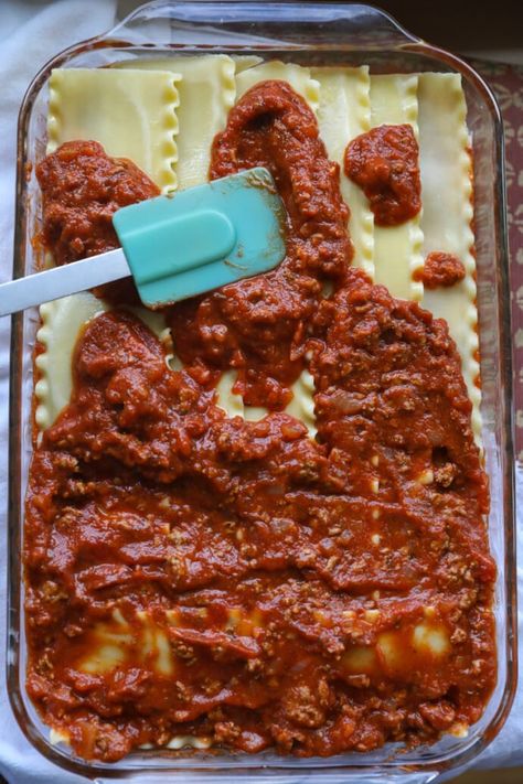 spreading meat sauce layer over pasta Small Lasagna Recipe, Best Lasagna Recipe Ever, Best Easy Lasagna Recipe, World's Best Lasagna, Homemade Lasagna Recipes, The Best Lasagna, Vegetarian Lasagna Recipe, Black Color Hairstyles, Best Lasagna