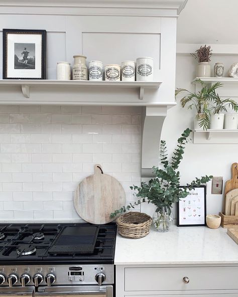 Classic shaker kitchen decor White Brick Cottage, Bright Modern Kitchen, Kitchen Mantle, Wood Effect Floor Tiles, Kitchen Chimney, Brick Cottage, White Kitchen Tiles, Blanco White, Open Plan Kitchen Living Room