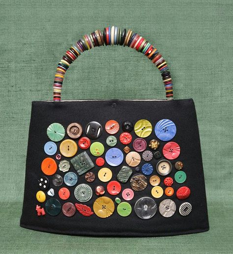 Bolso decorado con botones. Button Creations, Button Bag, Handmade Handbags, Patchwork Bags, Button Art, Button Jewelry, Baghdad, Button Crafts, Denim Bag